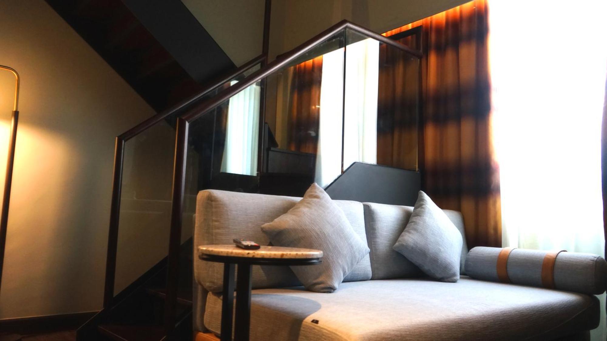 Hotel The George Penang By The Crest Collection George Town Exterior foto A sofa in a hotel room