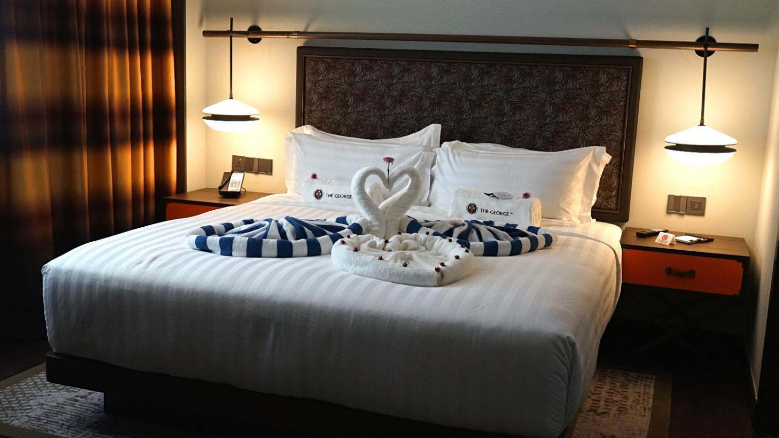 Hotel The George Penang By The Crest Collection George Town Exterior foto A bed with a towel swan