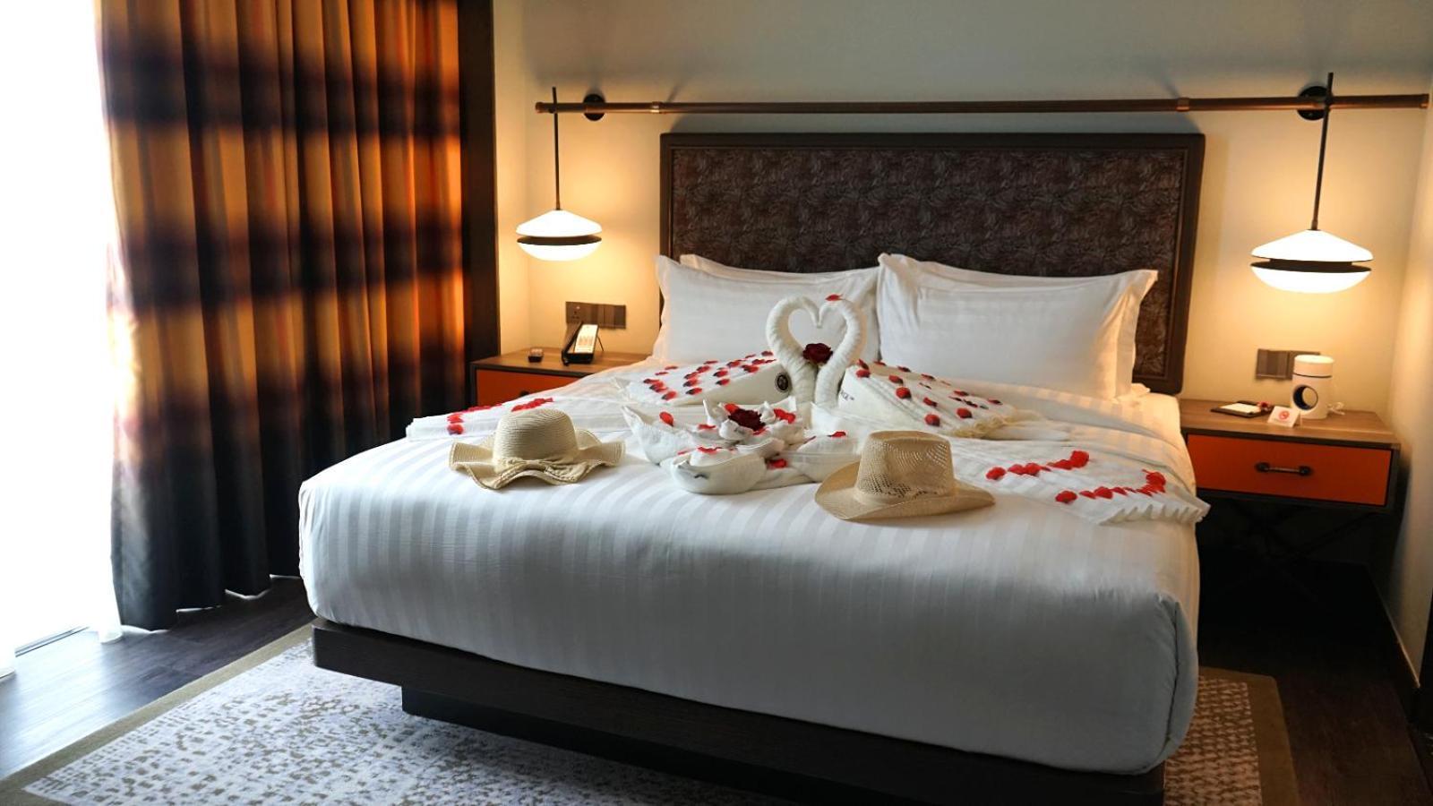 Hotel The George Penang By The Crest Collection George Town Exterior foto A bed with a swan shaped towel